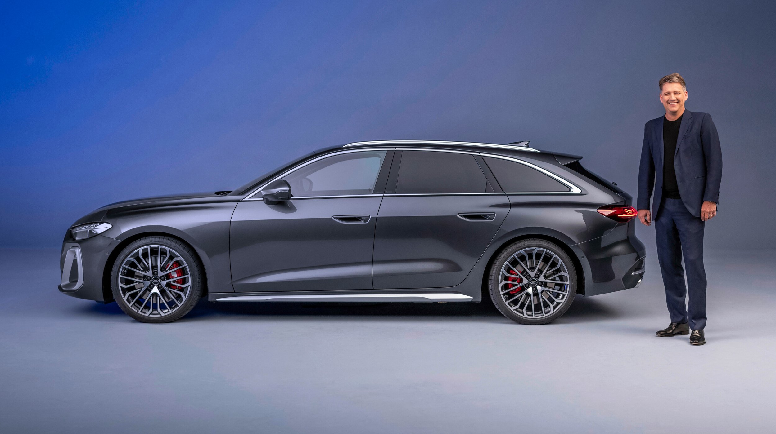 Gernot Döllner, izvršni direktor družbe poleg Audi S5 Avant