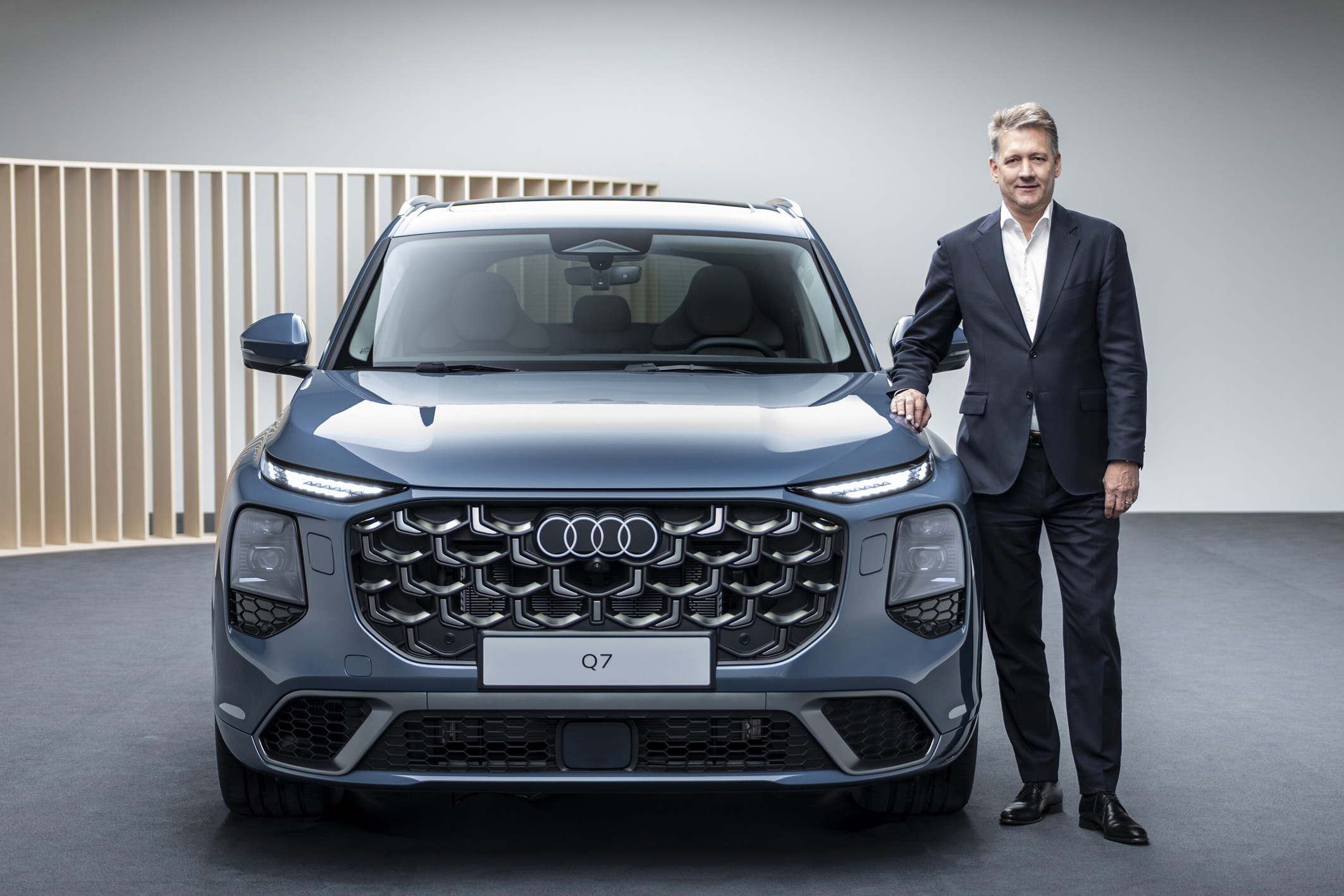 Audi CEO Gernot Döllner poleg Audi Q7