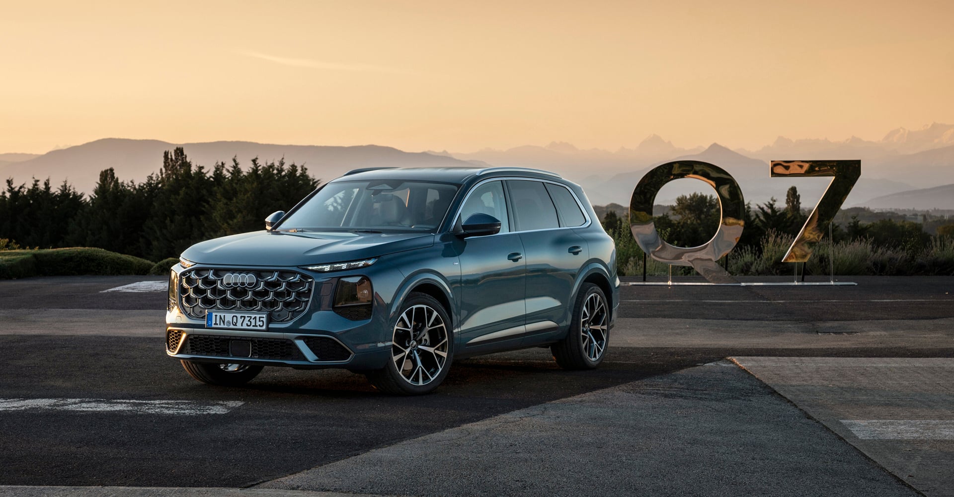 Audi Q7 SUV v alopias modri kovinski barvi.