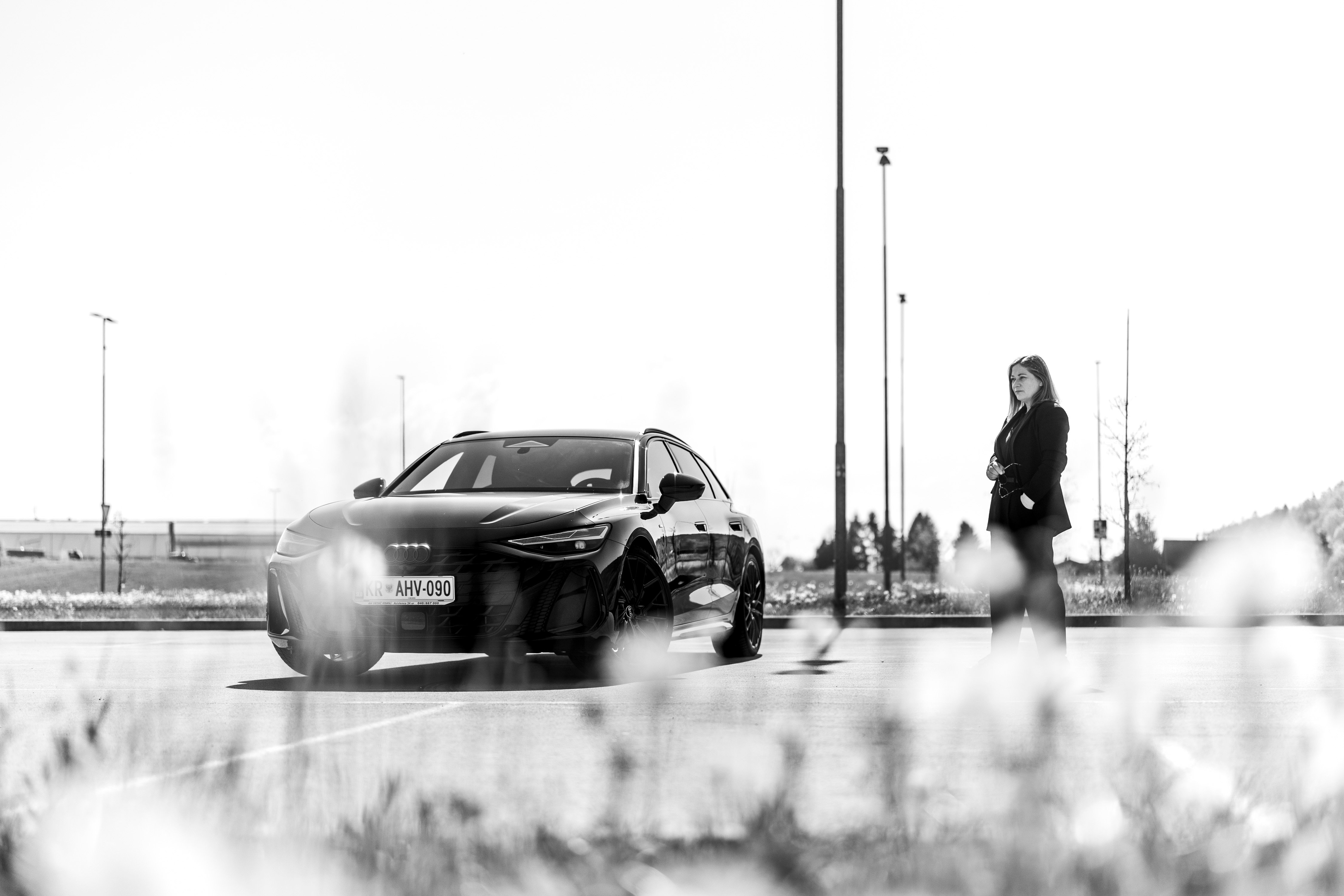 Nina Jerančič ob vozilu Audi.