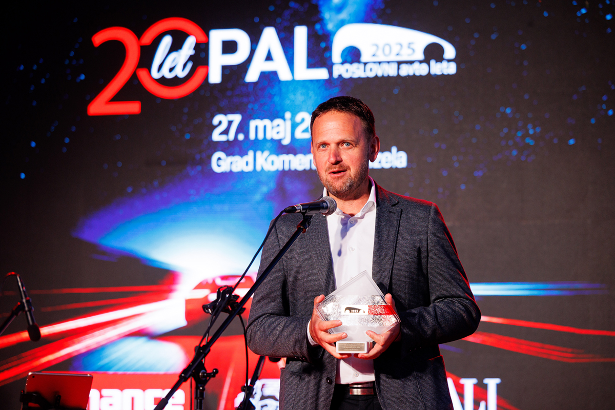 Direktor znamke Audi v Sloveniji Franci Bolta prevzema kipec Poslovni avto leta 2025 za Audi A5.