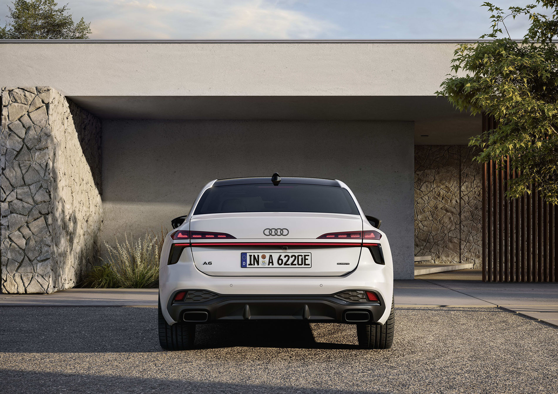 Zadnji del modela Audi A6 limuzina e-hybrid quattro.