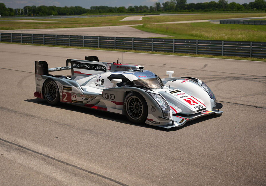 Audi R18 e-tron quattro na dirkalni progi.