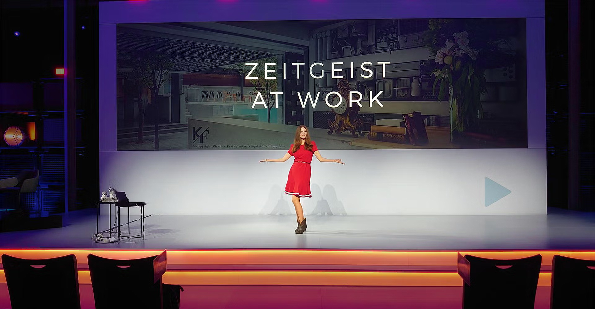 Kirstine Fratz med predavanjem o vplivu zeitgeista na različne vidike življenja.