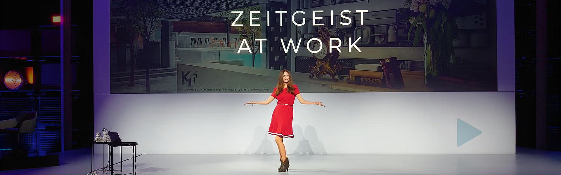 Kirstine Fratz med predavanjem o vplivu zeitgeista na različne vidike življenja.