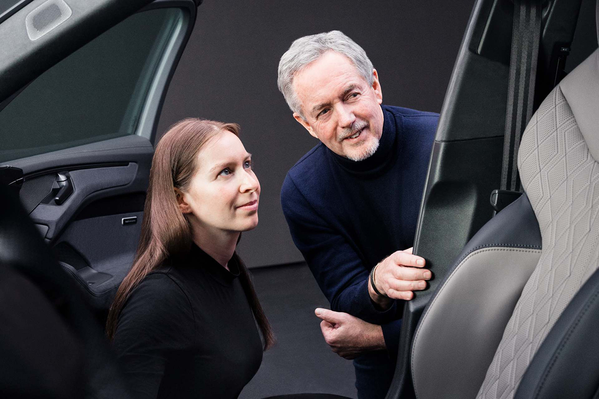 Annika Stößl in Trevor Hill si ogledujeta sovoznikov sedež v notranjosti modela Audi A6 Avant.