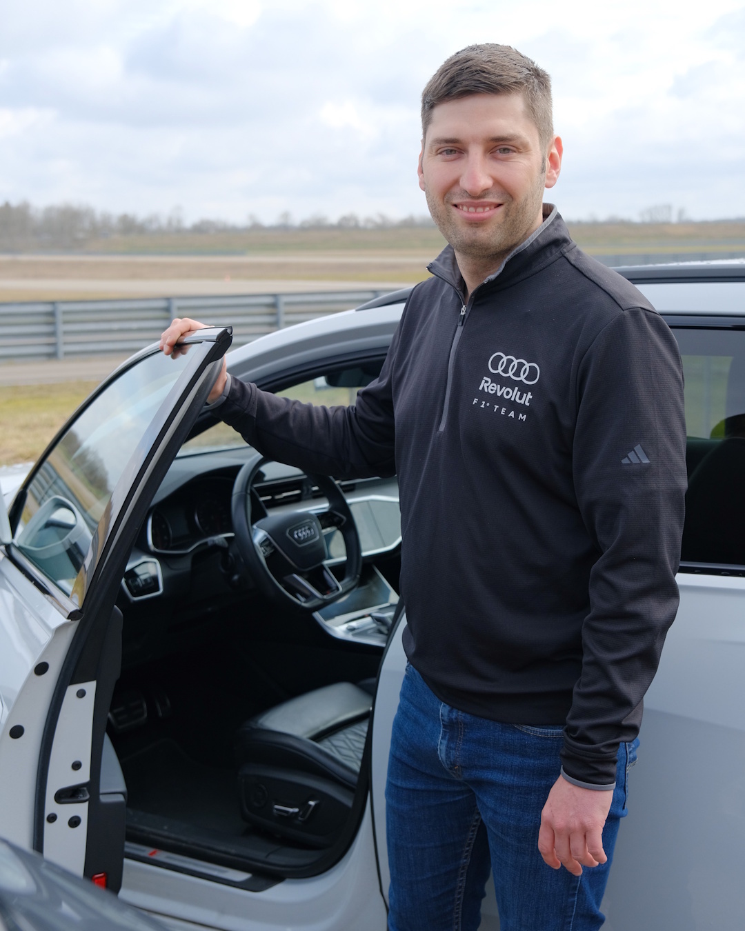 Matej Reich, razvijalec v ekipi projekta Audi F1 pred športnim avtomobilom Audi