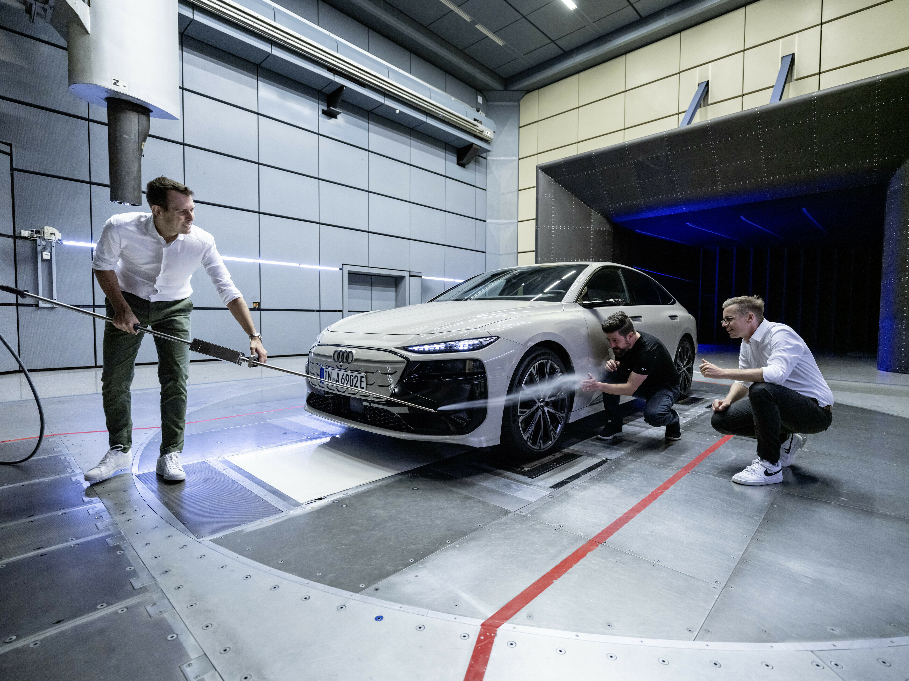 Simulacija pretoka zraka na sprednjem delu modela Audi A6 e-tron.