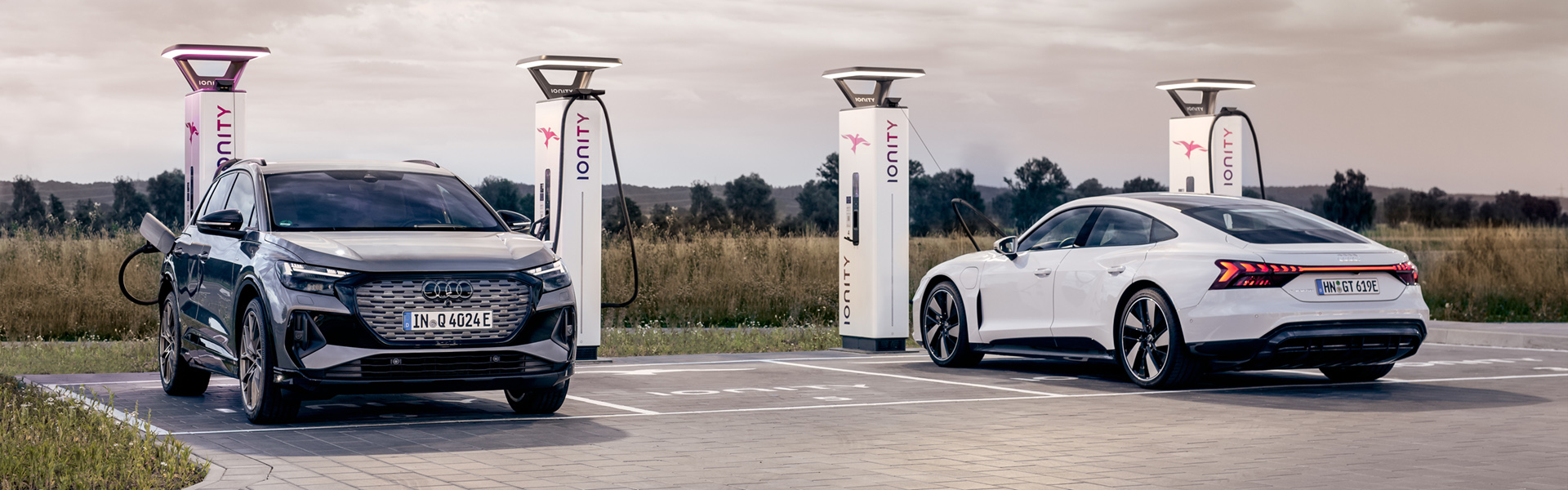 Dve električni vozili znamke Audi se polnita na hitrih polnilnicah IONITY.