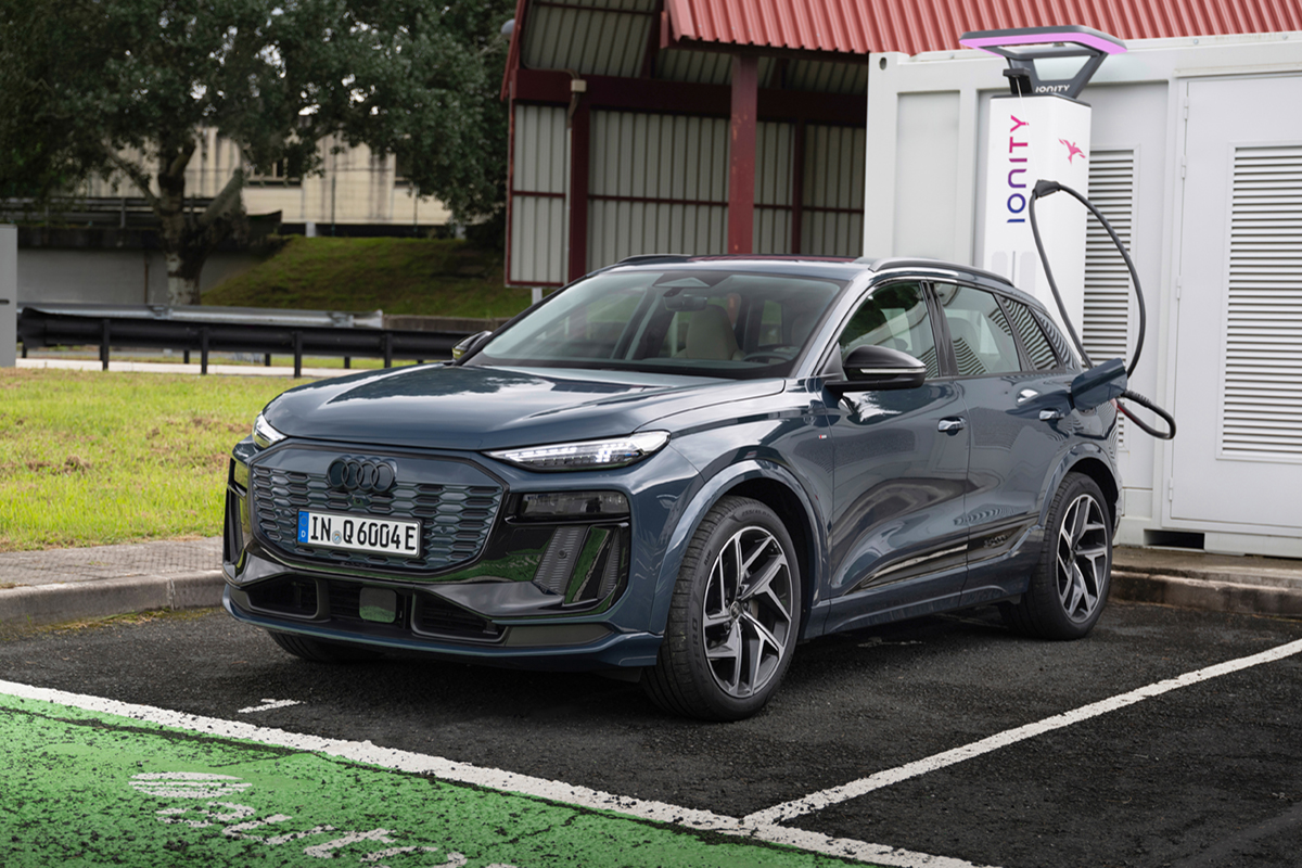 Audi Q6 e-tron quattro med polnjenjem na polnilnici Ionity.