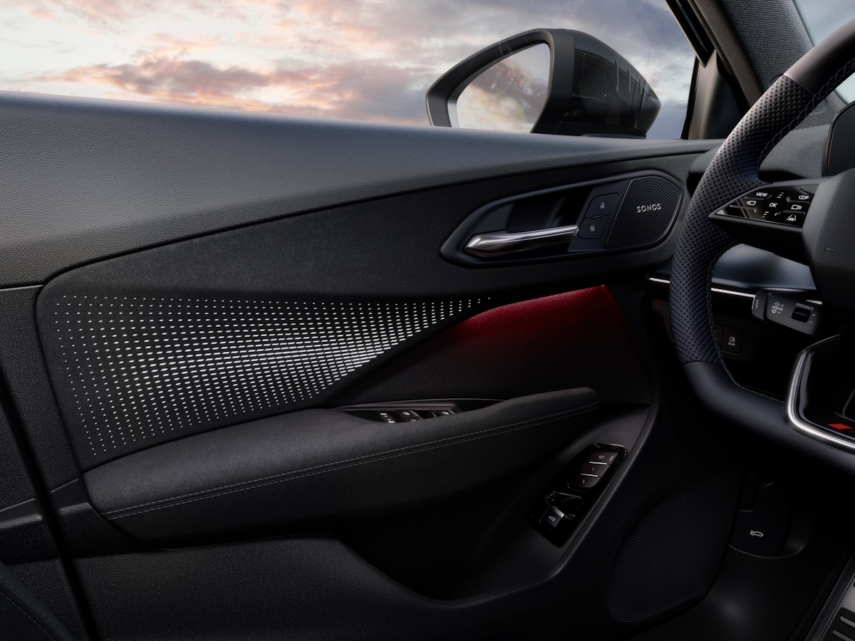 Sprednja vrata novega modela Audi Q3 z novo osvetlitvijo.