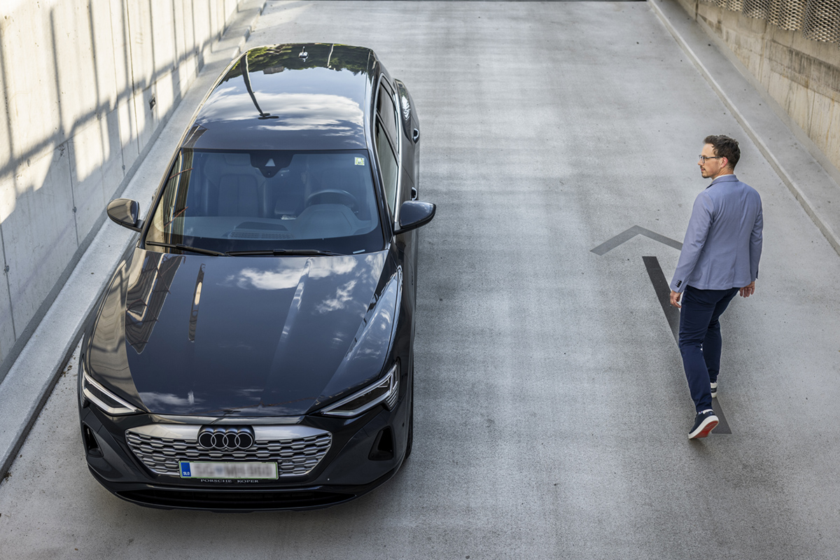 Simon Klančnik pred modelom Audi Q8 e-tron