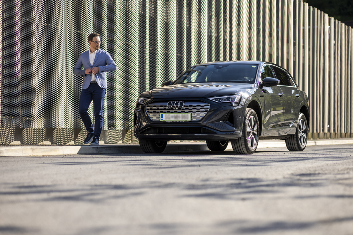 Simon Klančnik pred modelom Audi Q8 e-tron