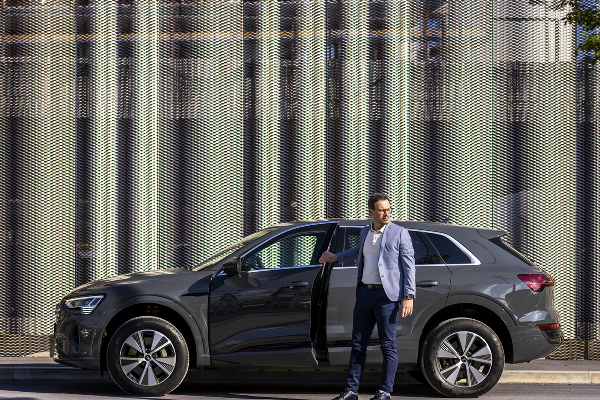 Simon Klančnik pred modelom Audi Q8 e-tron