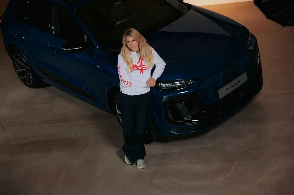 Vrhunska deskarka Anna Gasser ob modelu Audi Q6 e-tron.