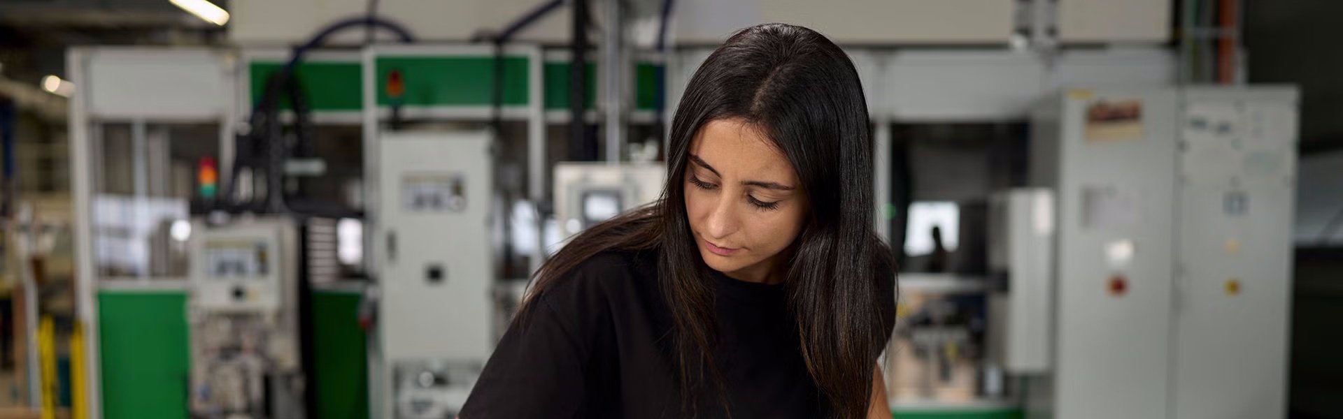 Aylin Reyhan pri delu z visokonapetostno baterijo.