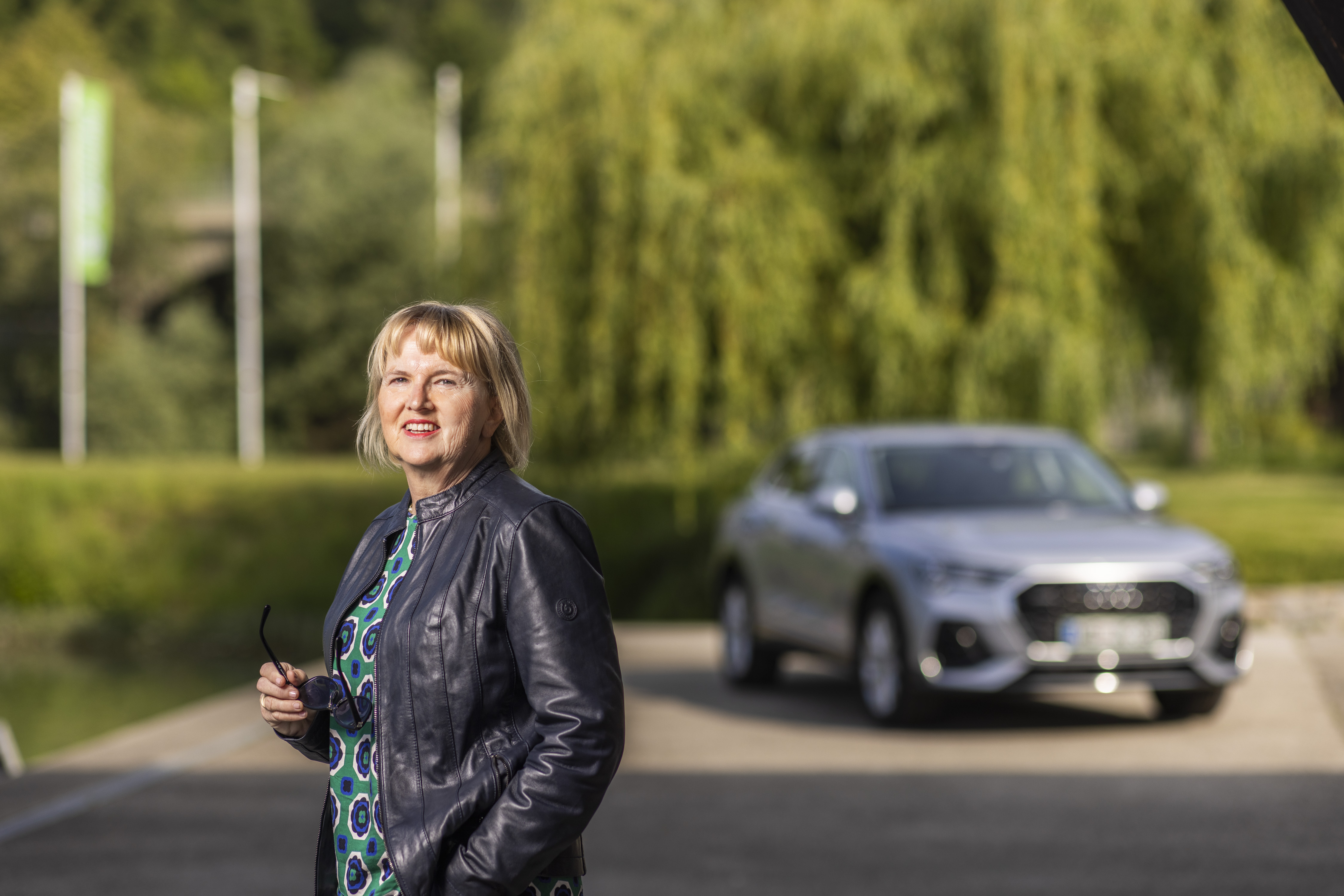 Pediatrinja Suzana Škorjanc Antolič pred svojim vozilom Audi Q3 Sportback