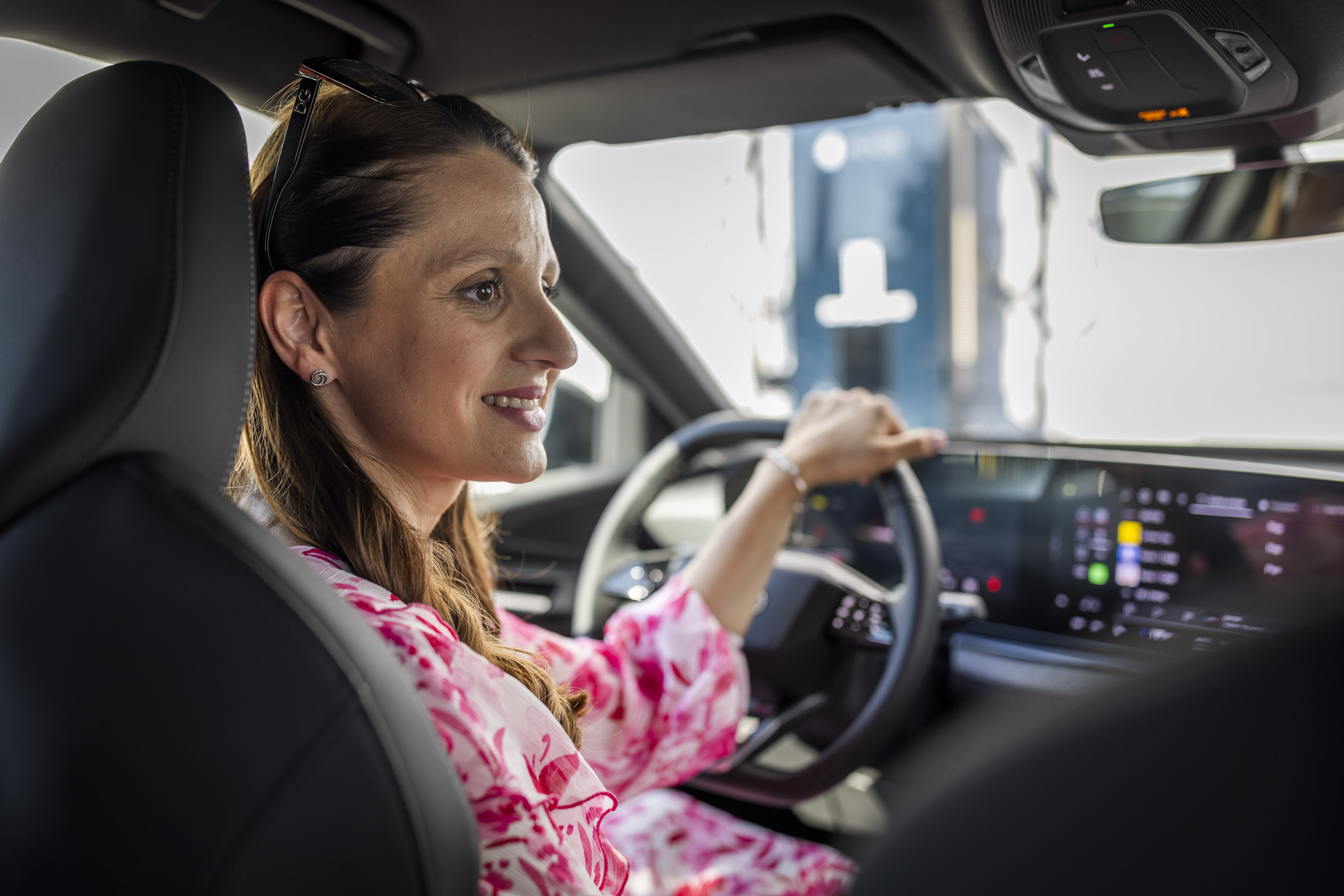 Mirela Zupančič, vodja znamke MOON, za volanom električnega modela Audi Q6 e-tron..