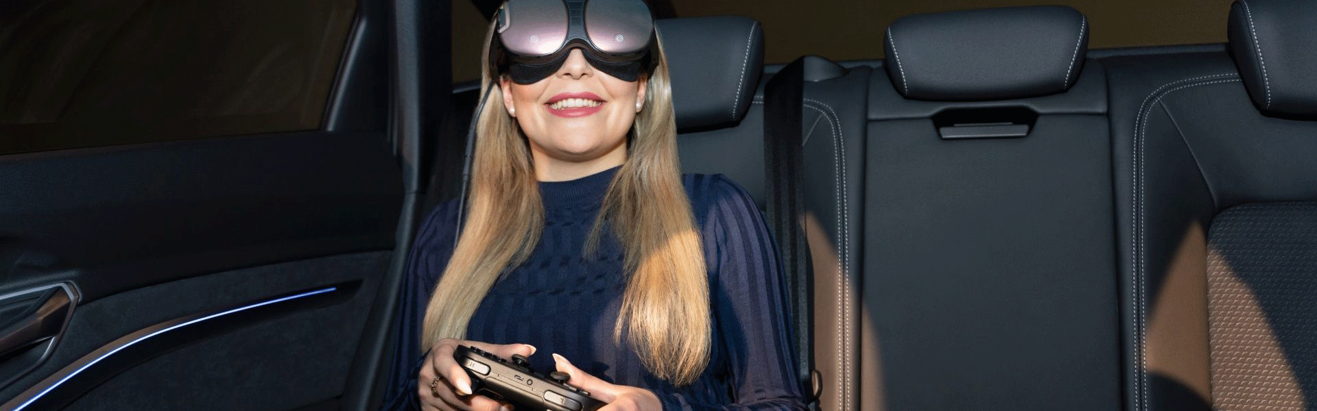 Ellada Kaufhold v avtomobilu nosi očala za navidezno resničnost.