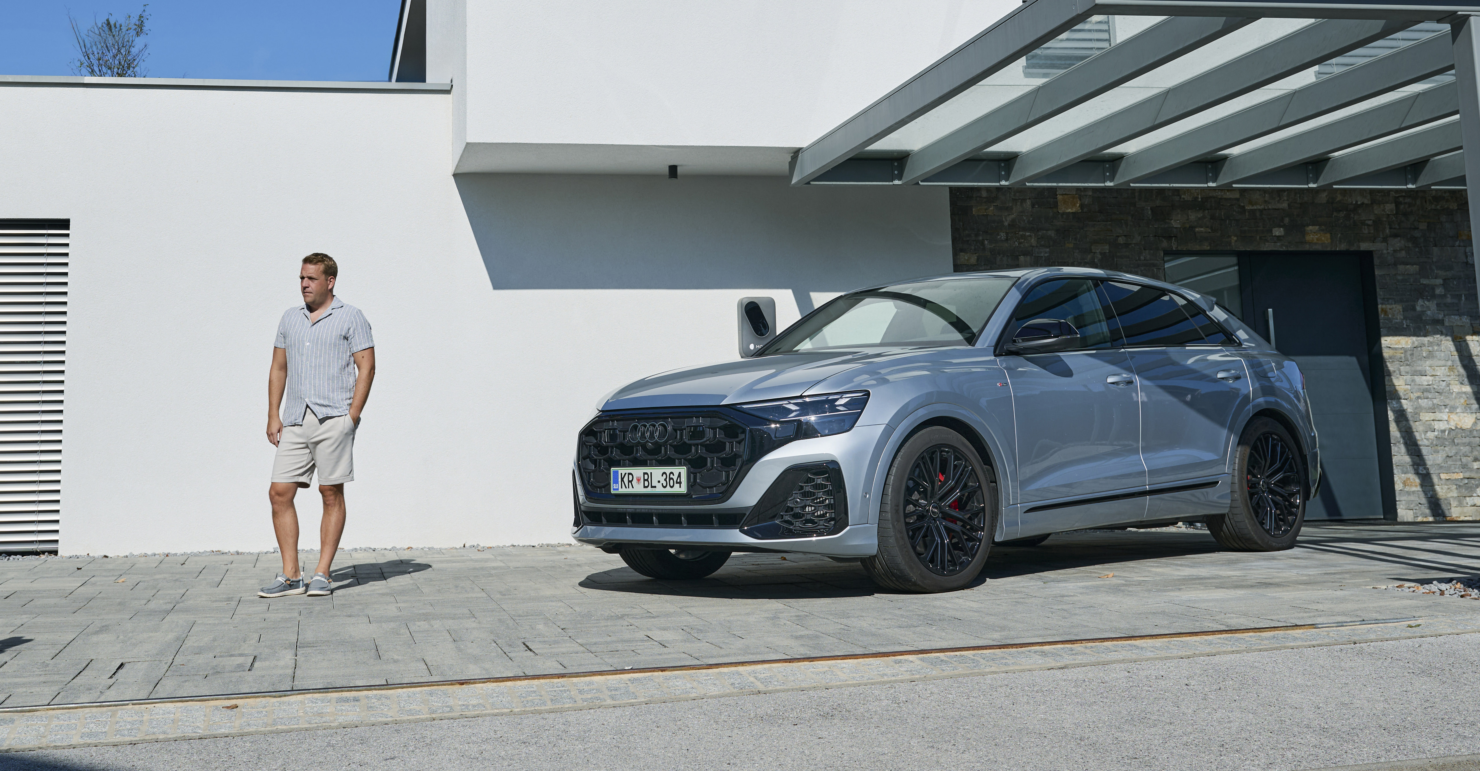 Jordan Pangeršič Litaj ob svojem avtu Audi Q8 TFSI e