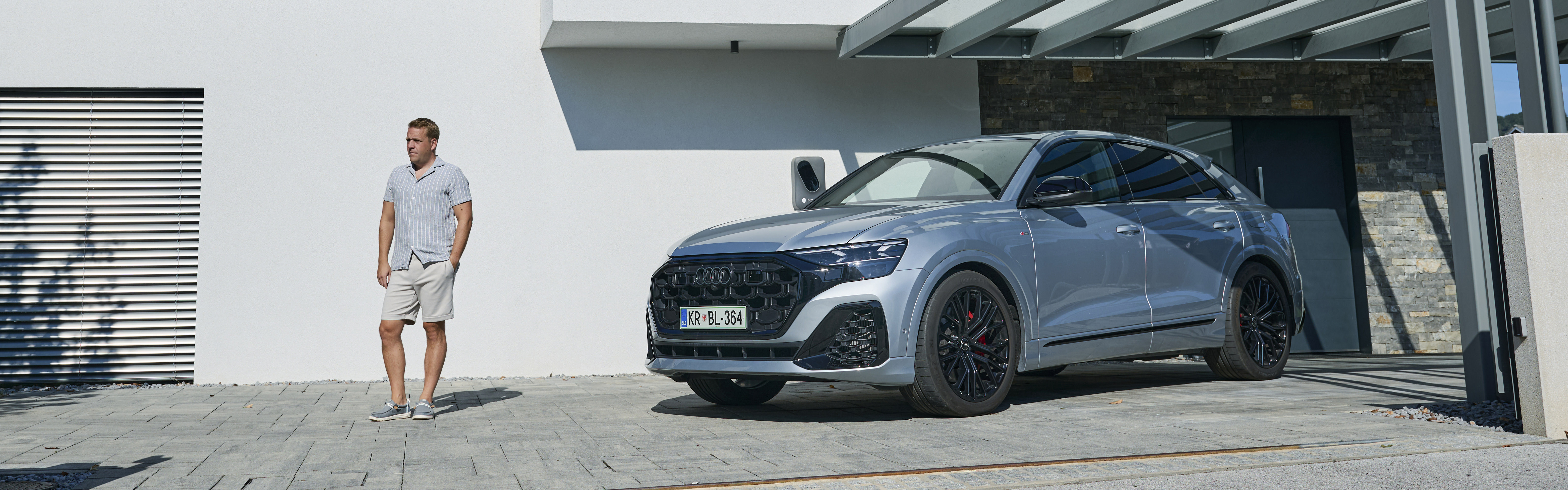 Jordan Pangeršič Litaj ob Audi Q8 TFSI e