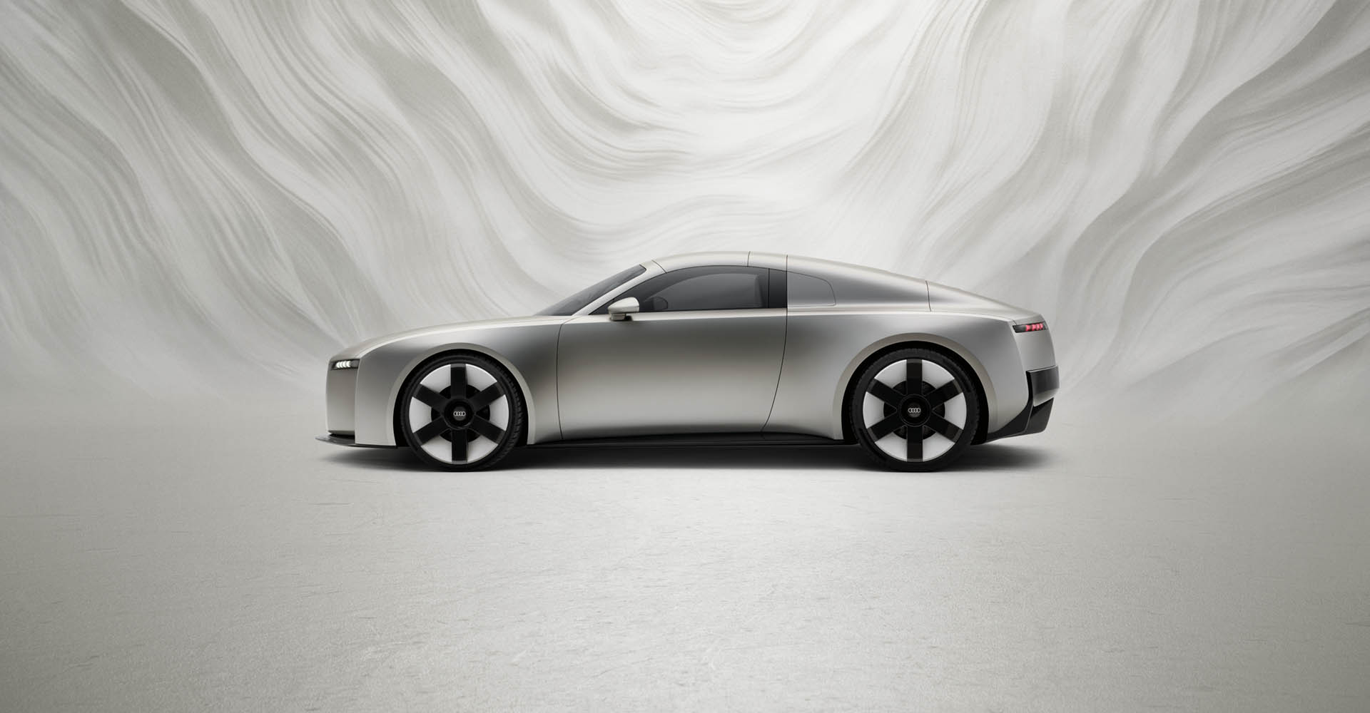 Konceptno vozilo Audi Concept C stranski pogled postavljeno v minimalistično okolje s svetlim ozadjem